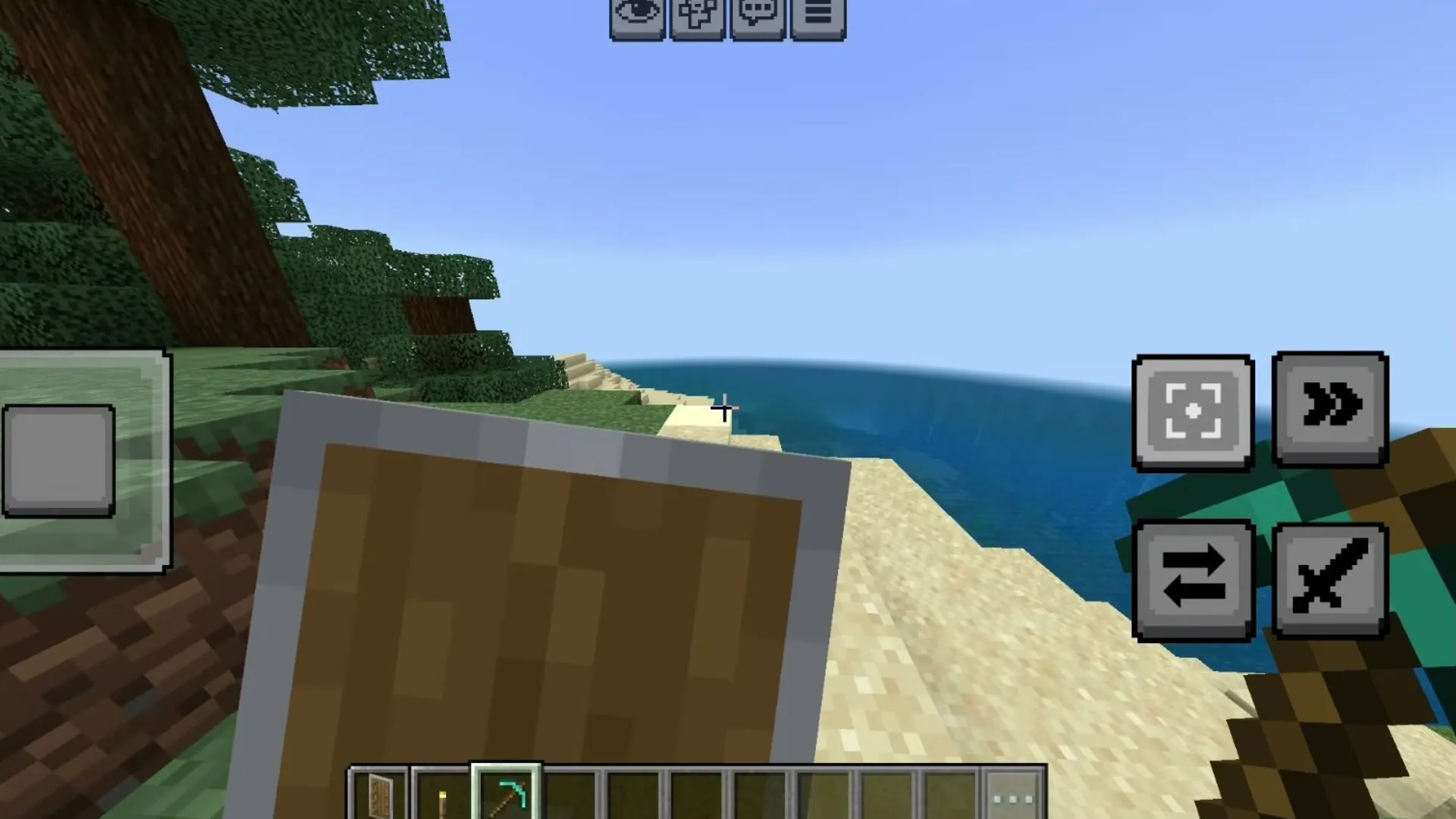 Offhand Mod (LeviLauncher) for Minecraft PE: Blocking with a shield held in the offhand