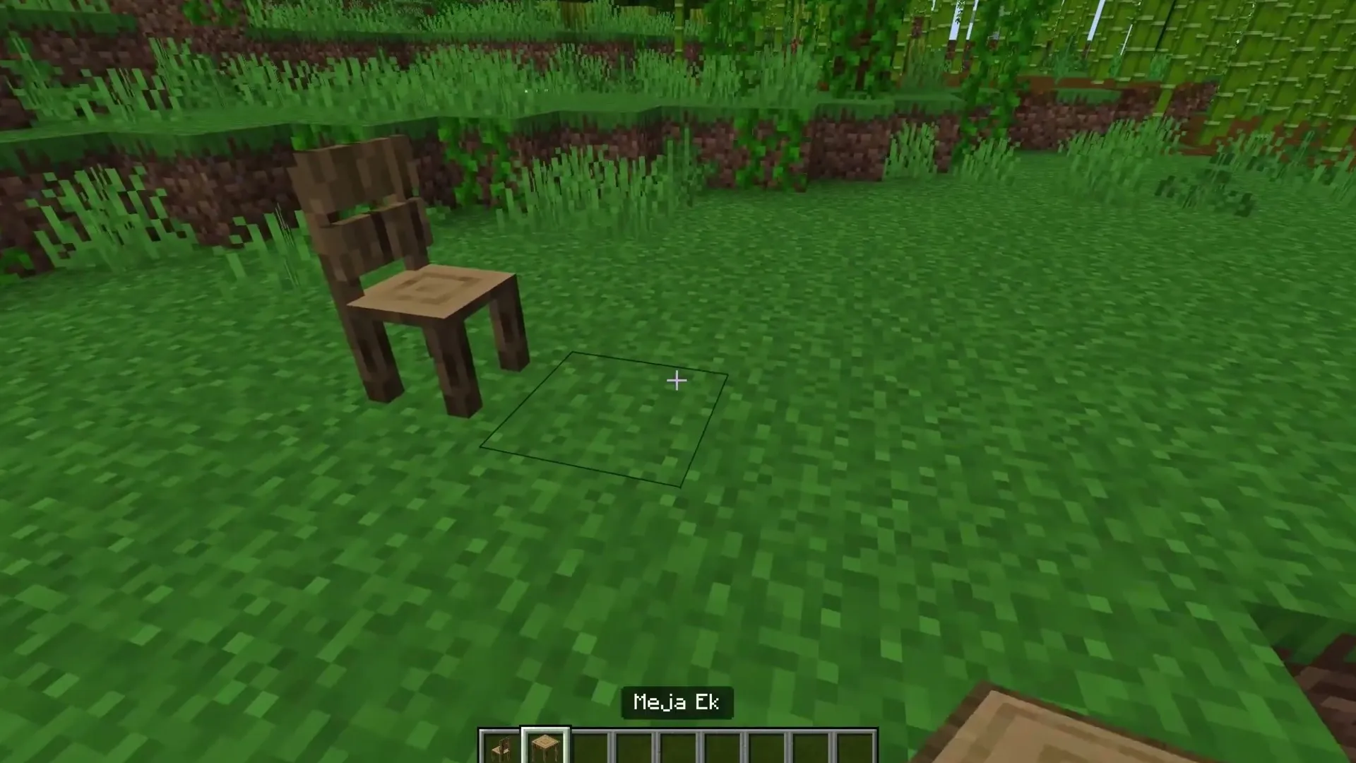 Rynnn's Furniture addon for Minecraft PE: Wooden chair on grassy ground