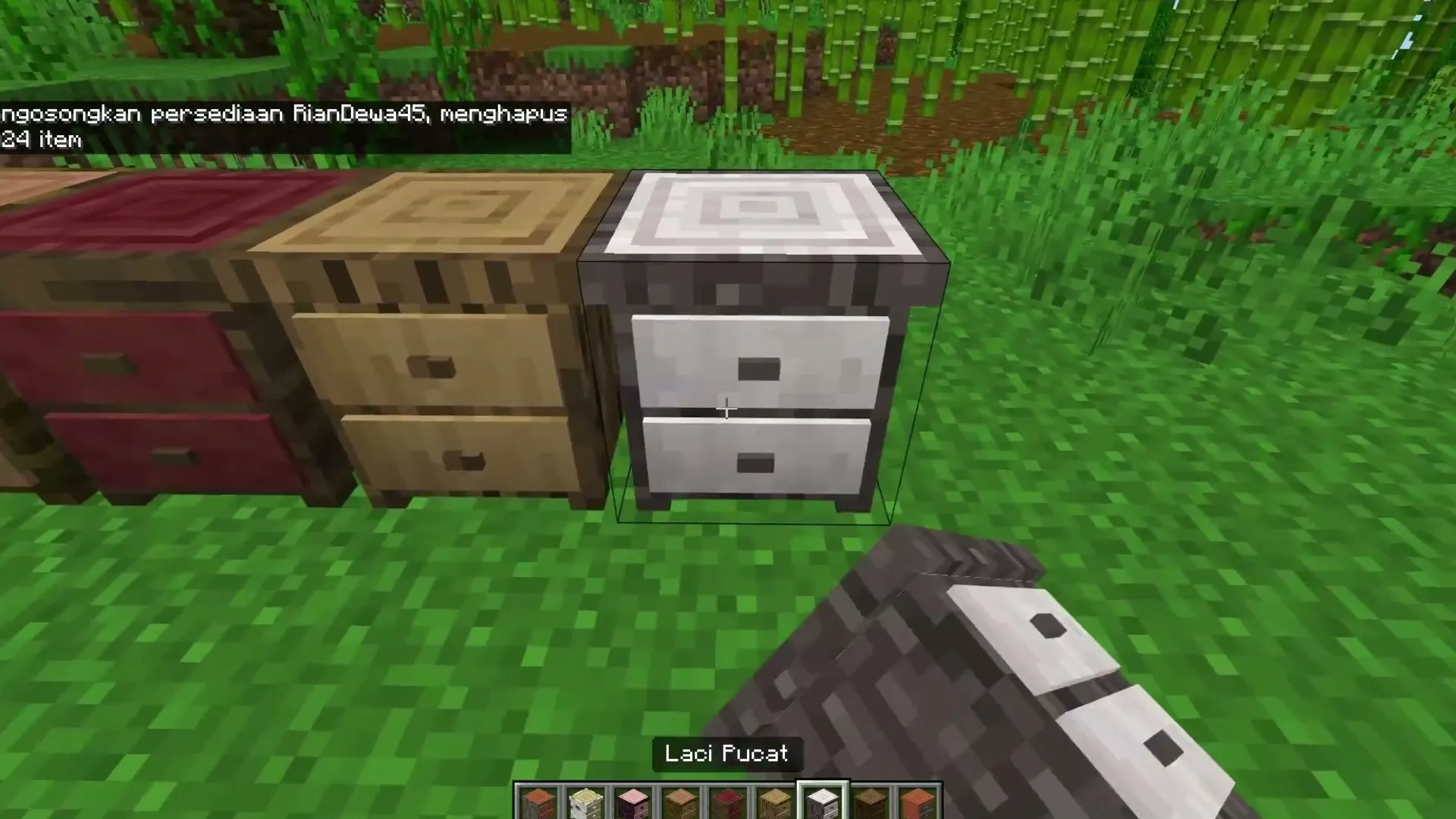 Rynnn's Furniture addon: Three chests on grass with item drop message