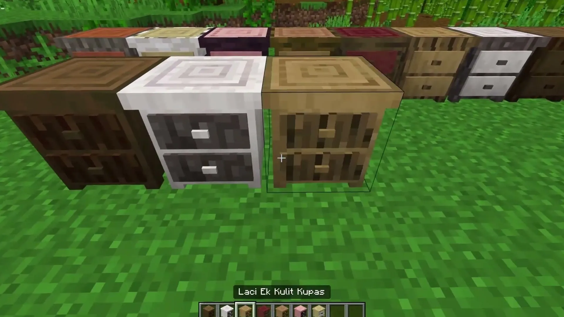 Rynnn's Furniture addon: Wooden and stone chests on grass
