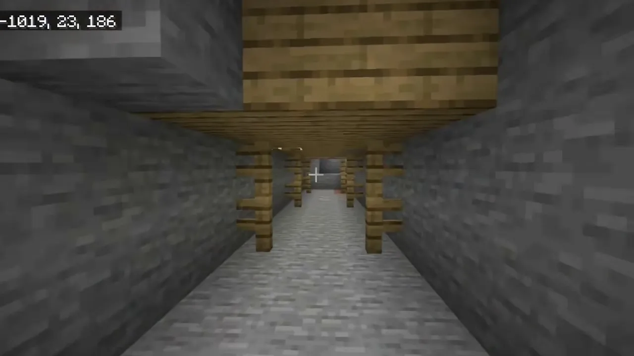 Dripstone Sulfur Ravine Connected to a Mineshaft: Oak wood support arches inside an abandoned mineshaft corridor connected to the sulfur cave
